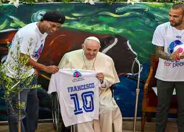 Acompanhado do também brasileiro Daniel Alves e do argentino Maxi Rodríguez, Ronaldinho vestiu uma camiseta com a frase 'Nós jogamos pela paz'