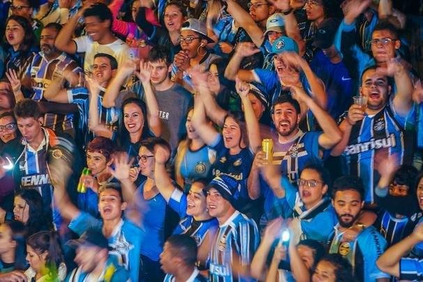 Grêmio conquista o tri da Libertadores e torcida tricolor invade as ruas de Porto Alegre