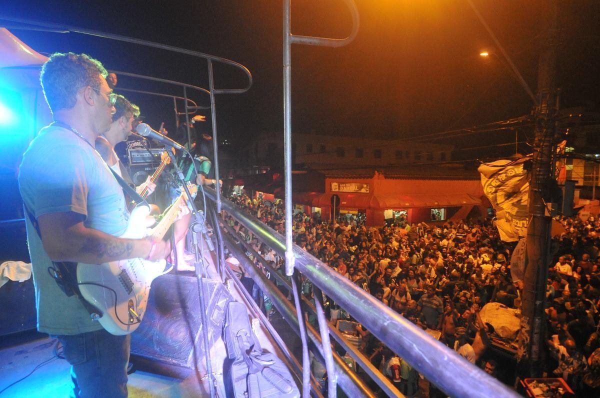 Logo depois da conquista do bi, torcedores do Amrica invadiram Rua Pitangui, ao lado do Independncia, para festejar. Um trio eltrico agitou a noite no bairro Horto