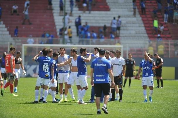Jogadores do Cruzeiro e tcnico Rogrio Ceni deixaram campo do Independncia muito abatidos depois de derrota por 4 a 1 para o Grmio, pela 18 rodada do Campeonato Brasileiro. Torcida xingou diretoria, em especial o vice-presidente de futebol, Itair Machado
