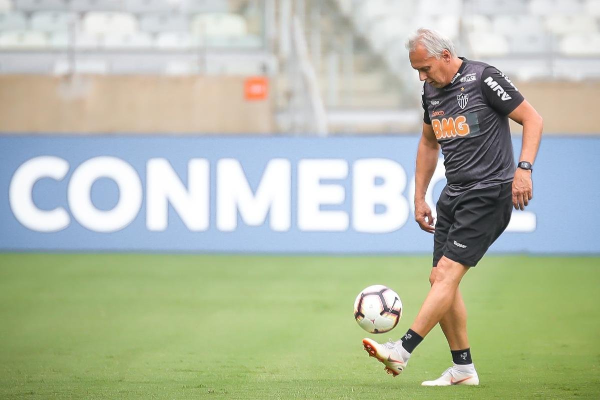 Levir Culpi comanda treino no Mineiro antes da estreia no Grupo E da Libertadores