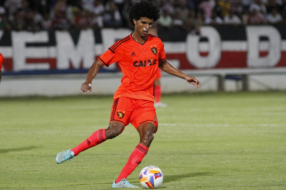 Em 2014, a Adidas ainda lançou uma camisa com cor inédita na história do Sport vestindo o time de laranja
