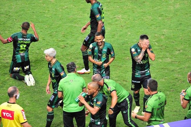 Ademir marcou dois gols na etapa final e colocou o Amrica em vatagem: 2 a 0