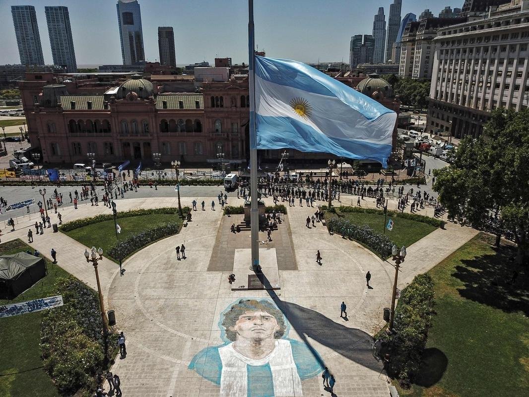 Velrio de Diego Armando Maradona na Casa Rosada, sede do governo argentino, em Buenos Aires. Ao longo desta quinta-feira (26/11), despedida dos fs rendeu imagens marcantes: choro, homenagens e at rivais se consolando pela partida do dolo. Maradona morreu aos 60 anos aps uma parada cardiorrespiratria.