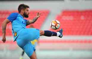 Fotos do treino do Cruzeiro no estdio Libertadores de Amrica, casa do Independiente, em Avellaneda. Time celeste fechou preparao para o jogo contra o Racing, s 21h30 desta tera-feira, no El Cilindro, pela primeira rodada do Grupo 5 da Copa Libertadores (Ramon Lisboa/EM D.A Press)