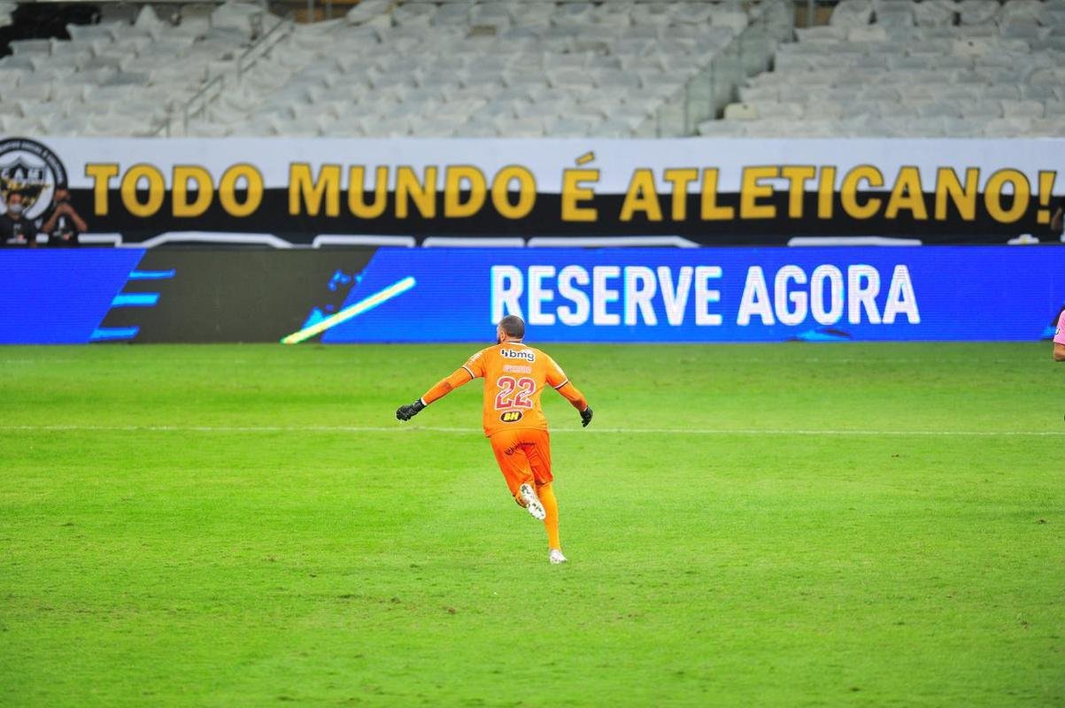 Goleiro Everson, do Atltico, foi heri na deciso por pnaltis contra o Boca Juniors ao defender duas cobranas e ao marcar o gol da classificao: 3 a 1 nas batidas alternadas aps 0 a 0 no tempo normal, no Mineiro.