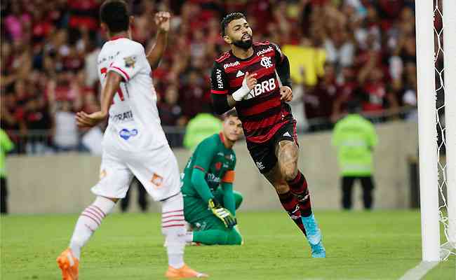 Na volta ao Maracanã, lotado pela torcida, Gabigol marcou duas vezes na goleada do Flamengo