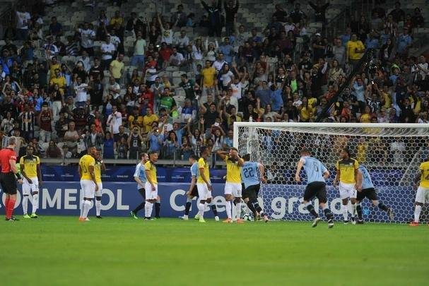 Fotos de Uruguai x Equador, no Mineiro