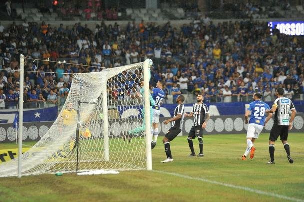 Fotos de Cruzeiro x Cear, no Mineiro, em jogo atrasado da 27 rodada do Brasileiro