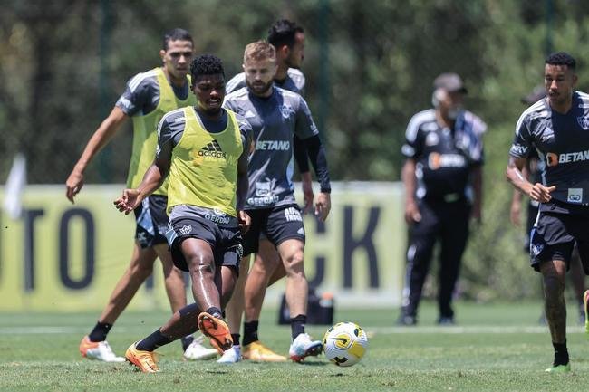 Fotos do treino do Atltico nesta quarta-feira (12/10), na Cidade do Galo. Em recuperao de um incmodo na panturrilha esquerda, Hulk fez funcional no campo e ainda  dvida para o confronto contra o Flamengo, no sbado, s 20h30, no Maracan, pelo Brasileiro