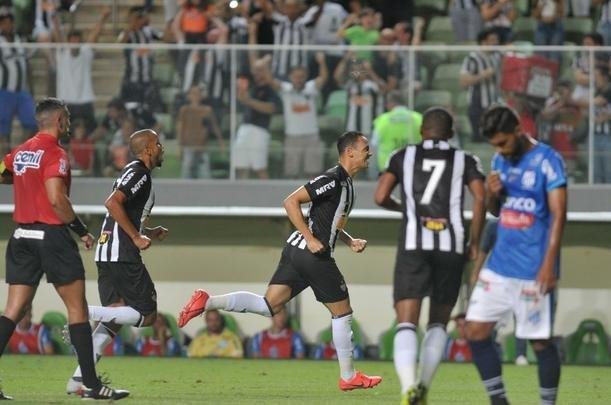 Veja fotos do jogo Atltico x URT