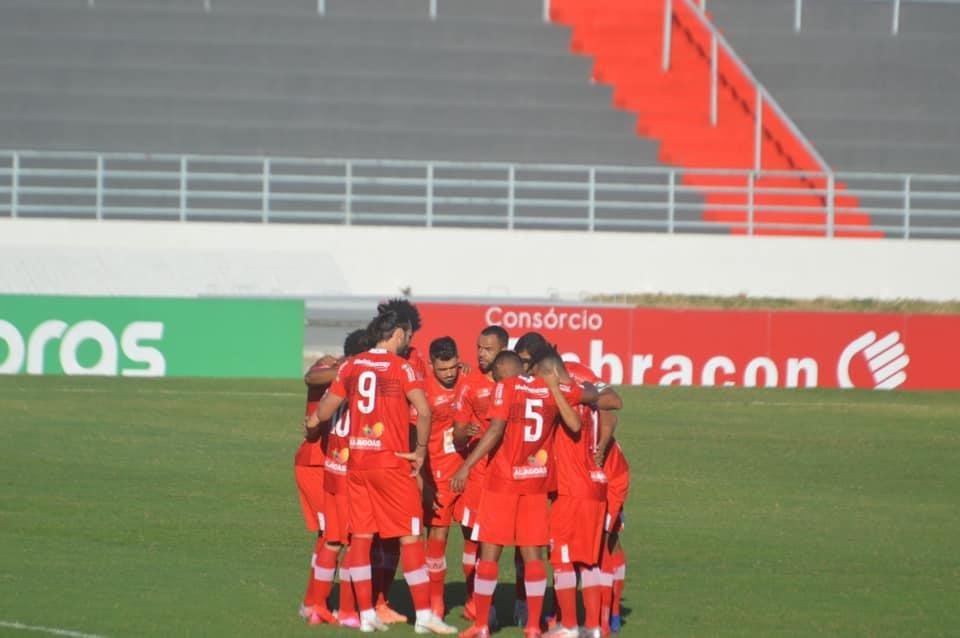 O CRB é o sexto melhor mandante da Série B, com 63,64% de aproveitamento. Em 11 jogos, venceu seis, empatou três e perdeu dois, com 16 gols marcados e nove sofridos. Em 11º lugar (32), o clube alagoano somou 21 dos 33 pontos disputados em casa.