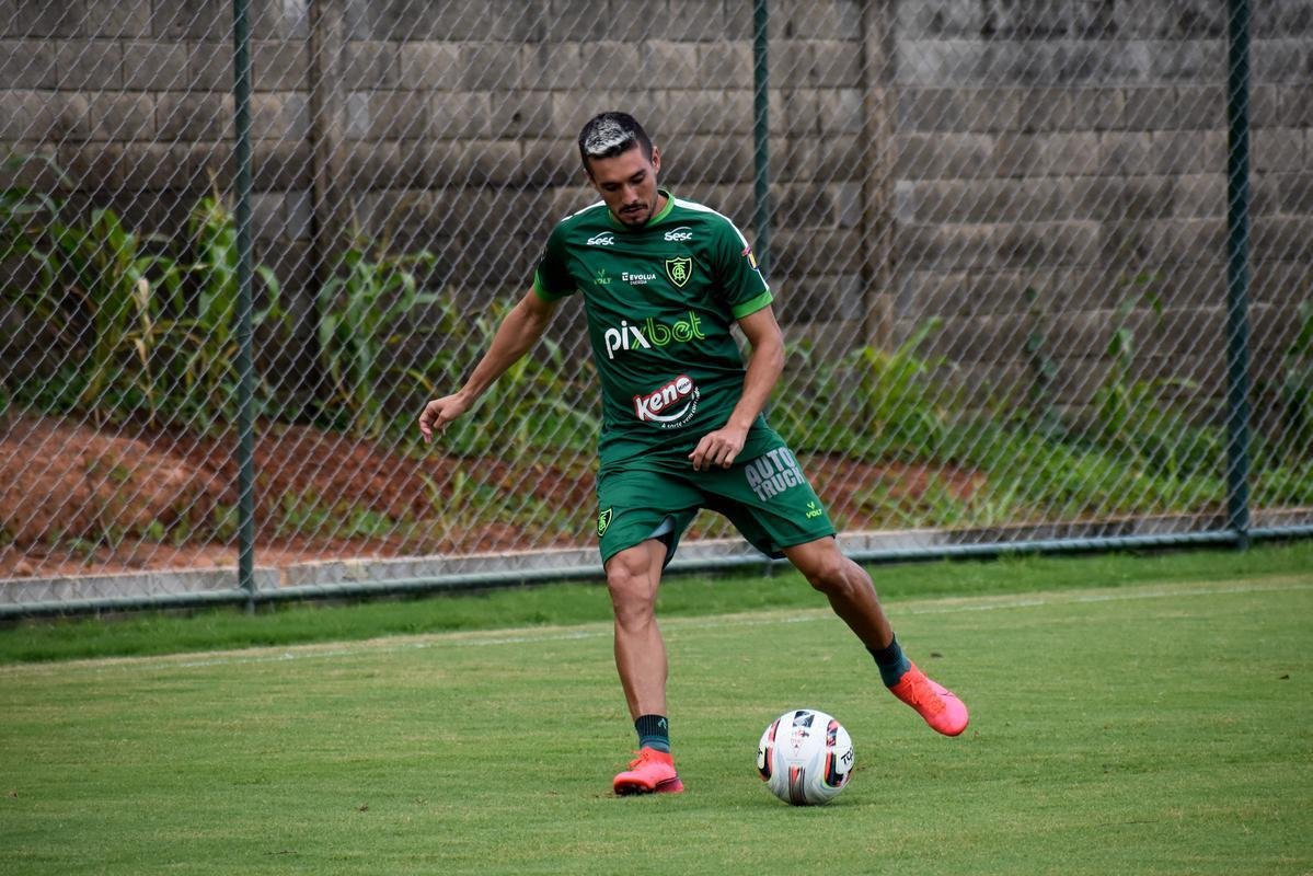 O Amrica deu continuidade nesta tera-feira aos seus trabalhos de pr-temporada. A equipe alviverde fez treinos com e sem bola no CT Lanna Drumond