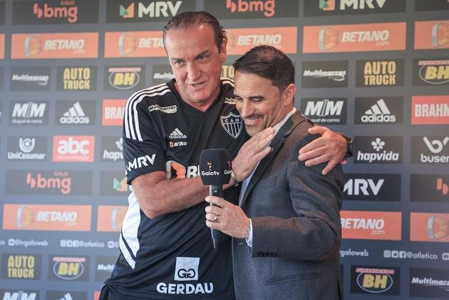 Nesta tera-feira (26), Cuca foi apresentado como treinador do Atltico - pela terceira vez na carreira. Primeiro, foi saudado pelo diretor de futebol Rodrigo Caetano e concedeu entrevista coletiva na sala de imprensa da Cidade do Galo. Depois, comandou o primeiro treino com o elenco no CT, j pensando no confronto contra o Internacional, pelo Campeonato Brasileiro.