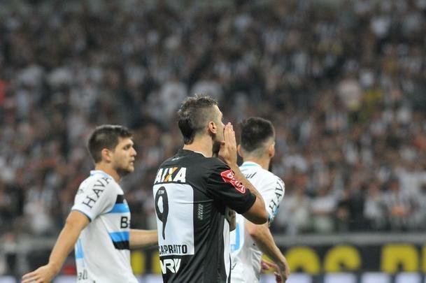 Lucas Pratto visivelmente abatido com vitria parcial do Grmio por 2 a 0