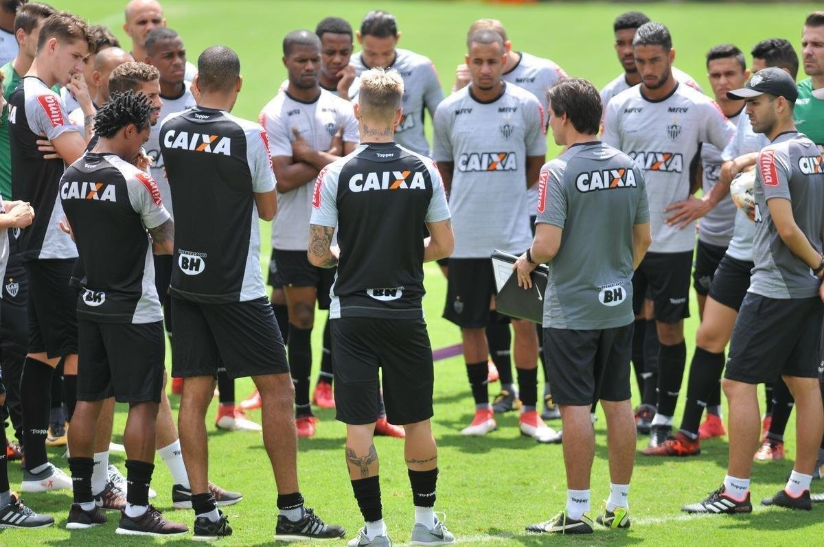 Manh desta sexta-feira foi agitada no Atltico com demisso de Oswaldo e coletiva do presidente