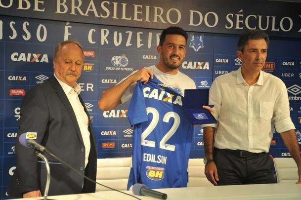 Veja fotos da apresentao do lateral Edilson