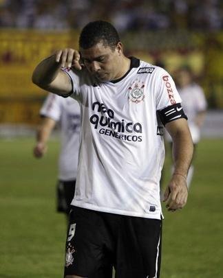 Ronaldo viu o Corinthians ser eliminado da Libertadores pelo Tolima, na Colmbia, ainda na fase preliminar, algo at ento indito para os clubes brasileiros na histria do torneio continental