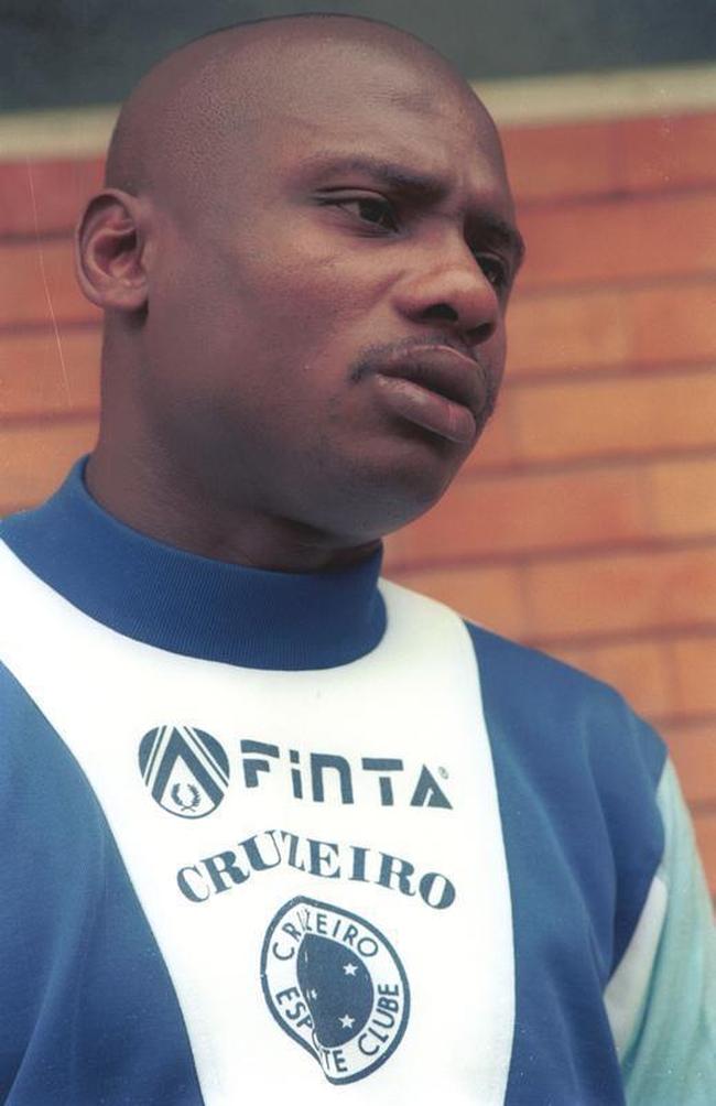 O camarons William Andem foi comprado ao Union Douala por US$ 200 mil e defendeu o Cruzeiro entre 1994 e 1996, perodo em que foi o reserva imediato de Dida, mas fez jogos importantes. No clube, foi bicampeo mineiro, da Copa Master, da Copa Ouro e da Copa do Brasil de 1996. Em 1997, foi emprestado ao Bahia em negociao de troca que levou para a Toca o tambm goleiro Jean. Andem disputou a Copa de 1998, na Frana.