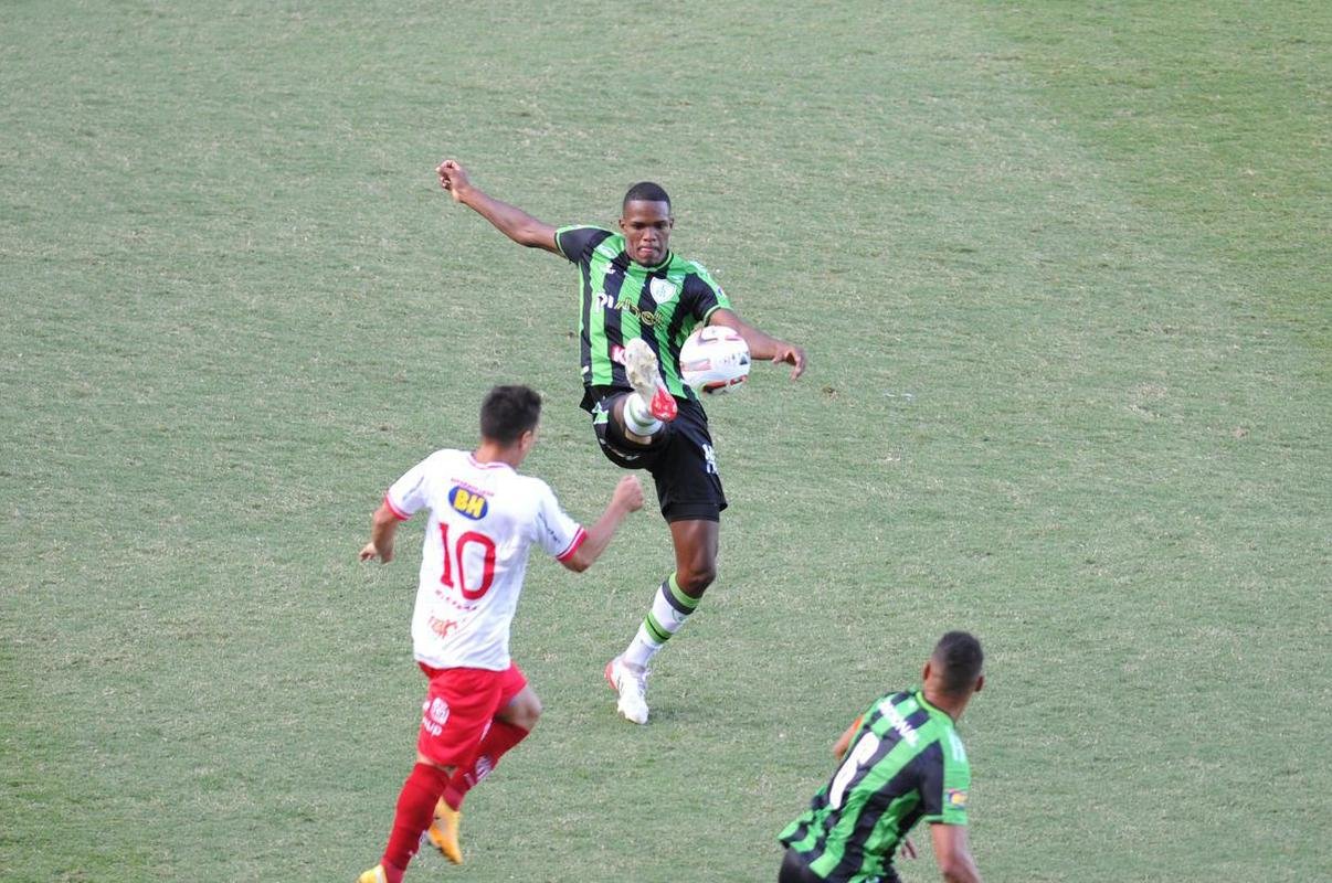 Fotos do jogo entre Amrica e Villa Nova, no Independncia, em BH, pela 9 rodada do Campeonato Mineiro