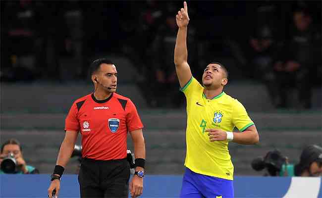 Ex-Cruzeiro, Vitor Roque marcou duas vezes na vitria da Seleo Brasileira