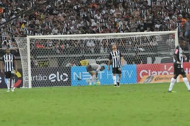 Pedro Rocha amplia vantagem do Grmio para 2 a 0 no Mineiro, no segundo tempo