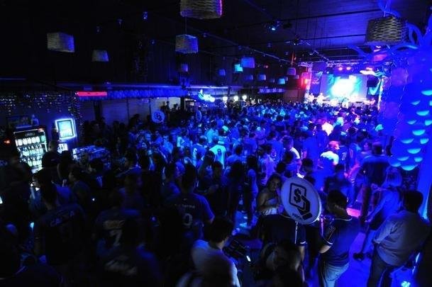 Torcedores do Cruzeiro acompanham final da Copa do Brasil no Mercado Distrital do Cruzeiro, em Belo Horizonte