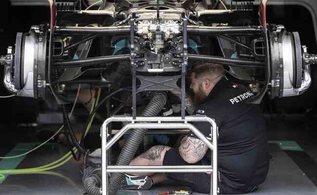 Mecânico trabalha no carro de George Russel, da Mercedes, para os treinos do GP do Canadá