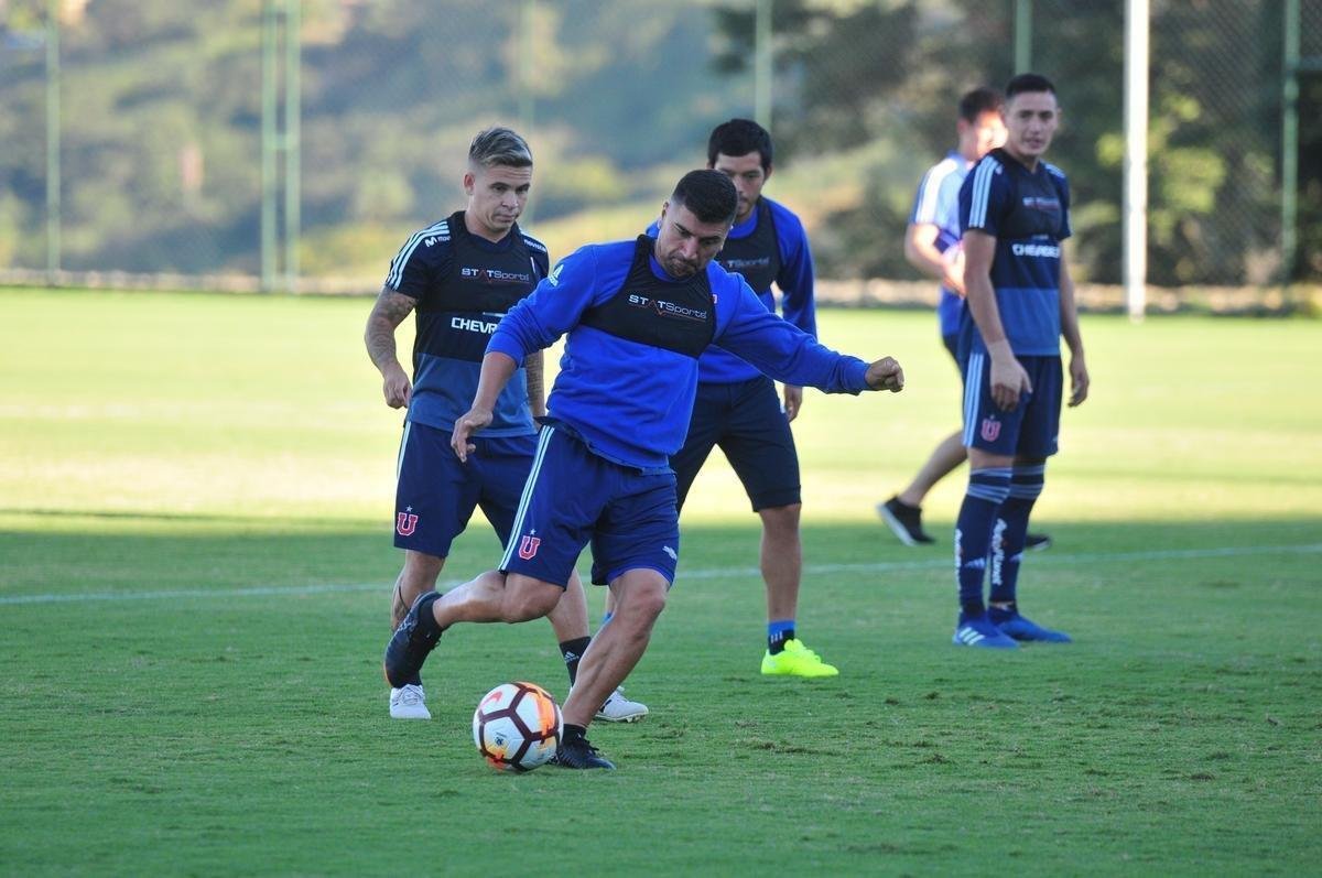 Elenco da Universidad de Chile treinou nesta tera-feira  tarde na Cidade do Galo, em Vespasiano. Time chileno se prepara para enfrentar o Cruzeiro na quinta, s 19h15, no Mineiro, pela Copa Libertadores. Tcnico Angel Guillermo Hoyos ter retornos do zagueiro Jara e do lateral-esquerdo Beausejour