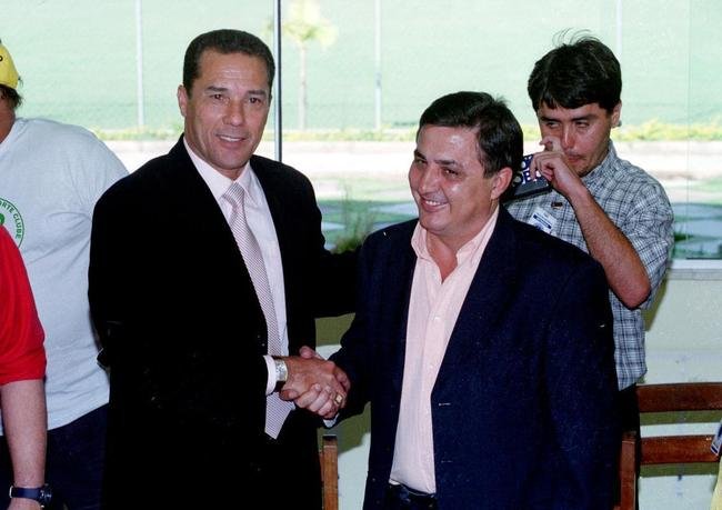 15 de agosto de 2002 - Ento presidente Zez Perrella apresenta tcnico Vanderlei Luxemburgo, vindo do Palmeiras