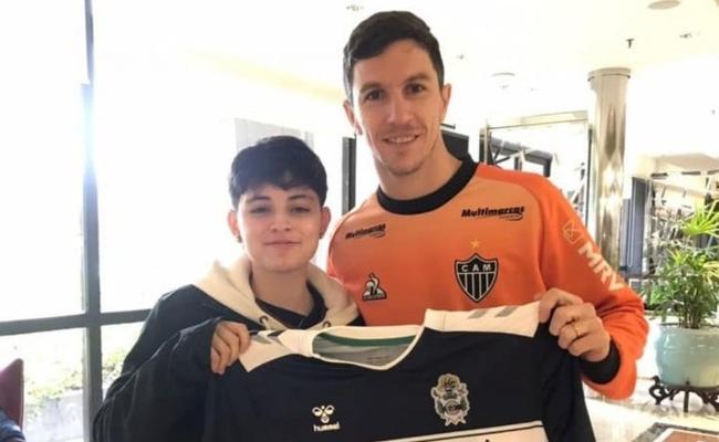 Nacho recebeu uma camisa de Agustina Maturano, atleta do Gimnasia-ARG