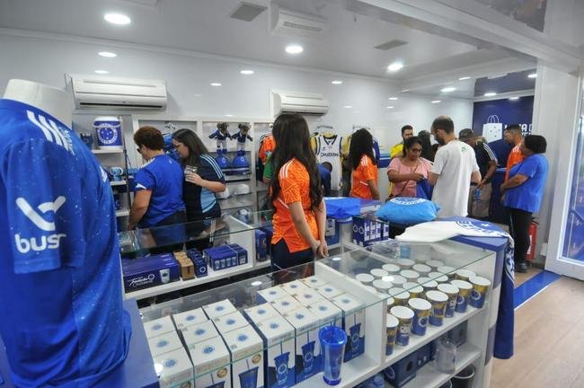 Caravana do Cruzeiro em Conselheiro Lafaiete, com a presena de Ronaldo Fenmeno. Milhares de torcedores cruzeirenses compareceram ao Parque de Exposies Tancredo Neves para prestigiar o evento oficial do clube