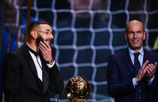 Karim Benzema recebe prmio Bola de Ouro, da Revista France Football, como melhor do mundo na temporada 2021/22. 