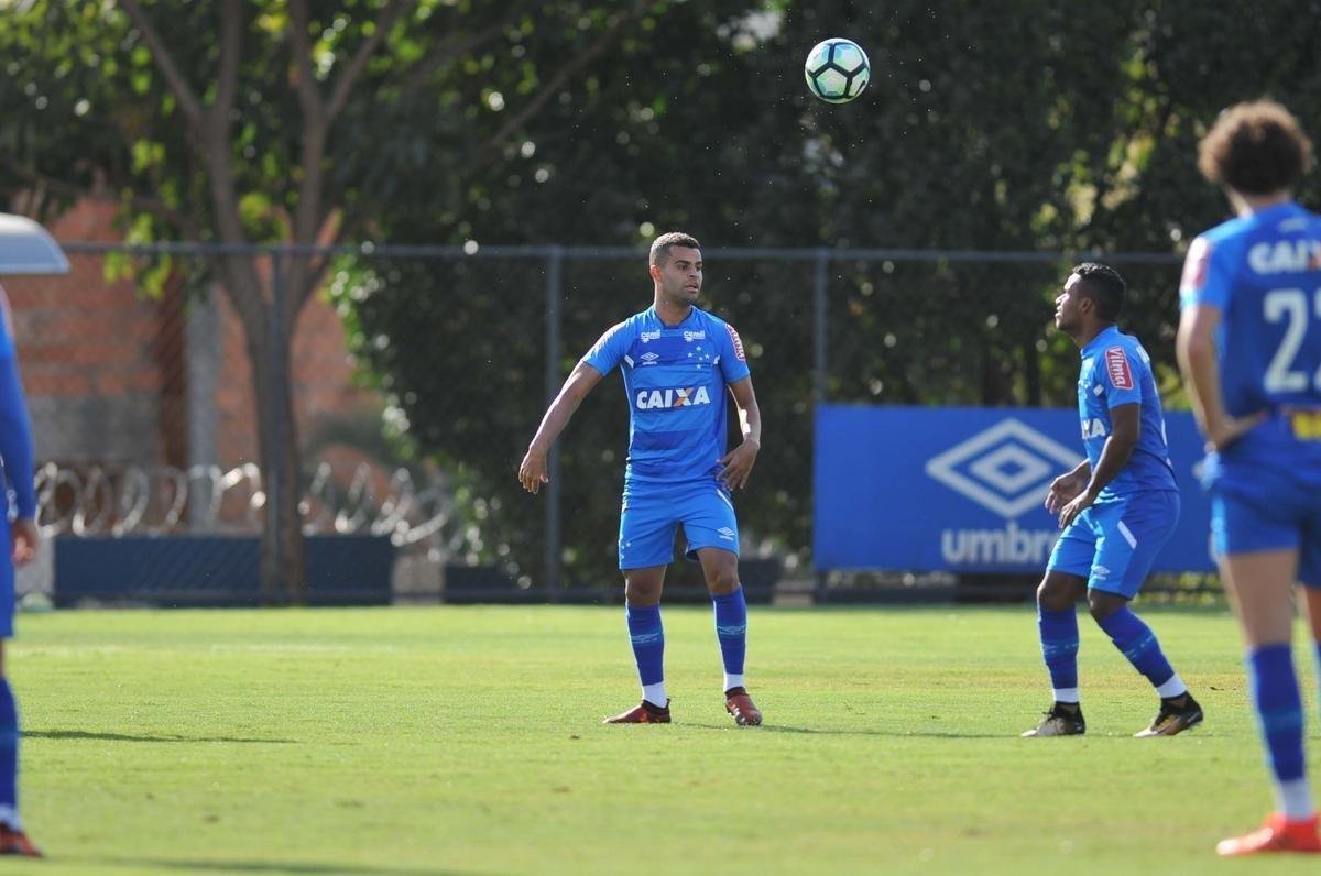 Jogadores do Cruzeiro trabalharam em tom descontrado na Toca da Raposa antes de final com Flamengo