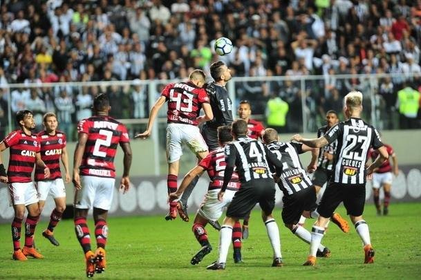 Galo pressionou no segundo tempo, mas levou gol em contragolpe: verton Ribeiro fez aps passe de Vincius Jnior: 1 a 0 Flamengo