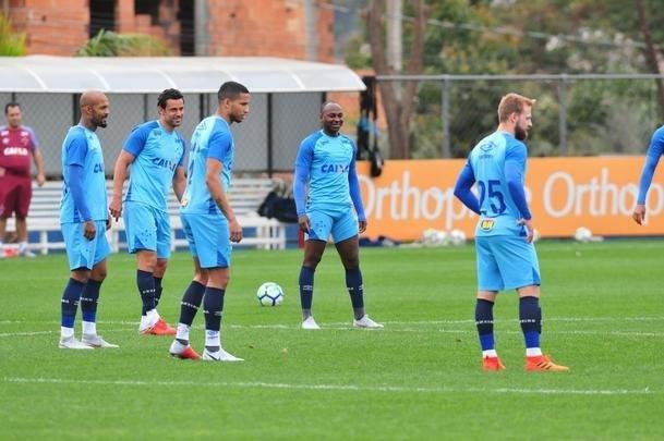 Cruzeiro iniciou preparao para clssico contra o Atltico com reservas em campo na Toca da Raposa II