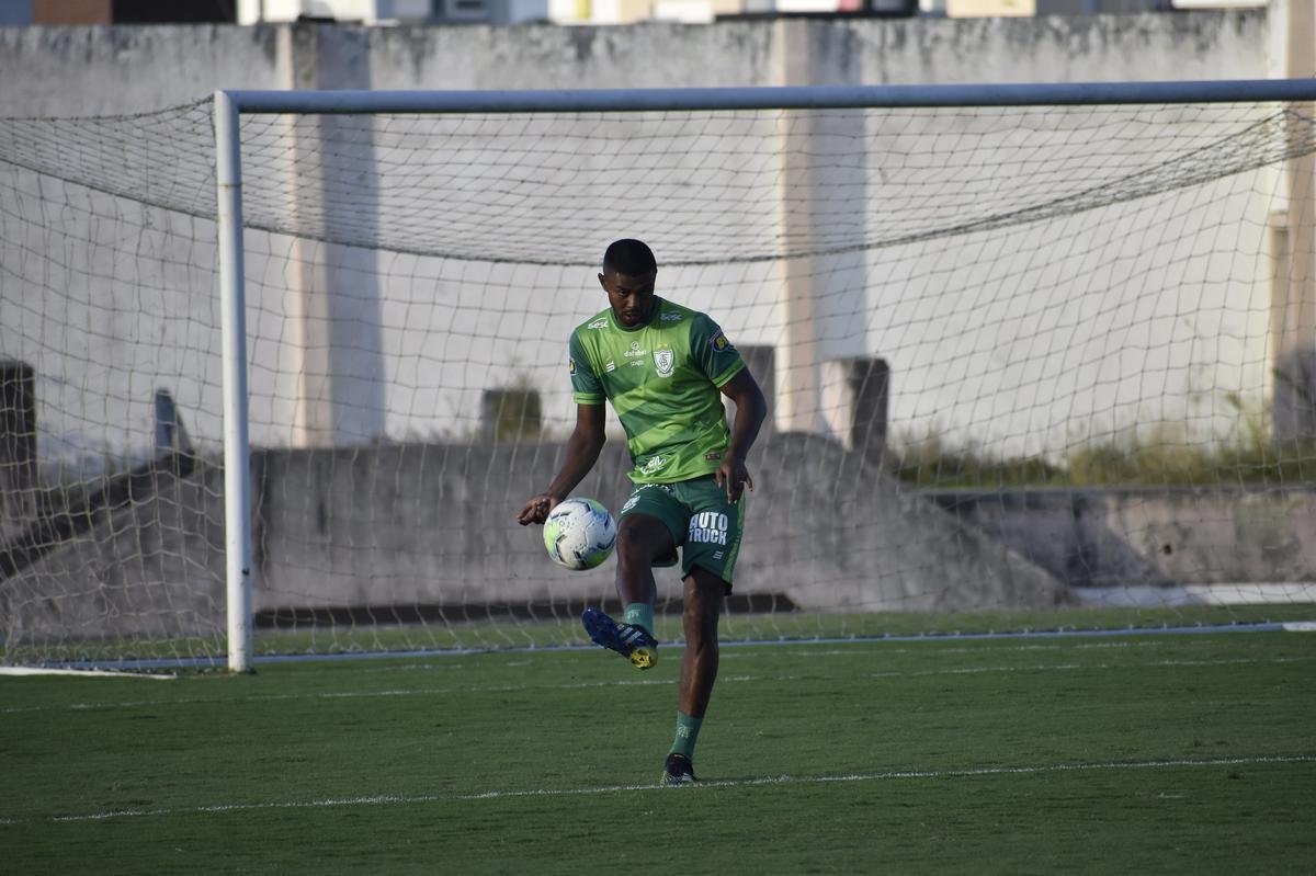 Nesta semana, o Amrica treinou no Estdio Governador Ernani Styro, em Campina Grande, na Paraba. As atividades comandadas pelo tcnico Lisca visaram o confronto contra o Treze-PB, pela primeira fase da Copa do Brasil. A partida ser realizada nesta quinta-feira (18), s 16h, no Estdio Presidente Vargas, tambm em Campina Grande.
