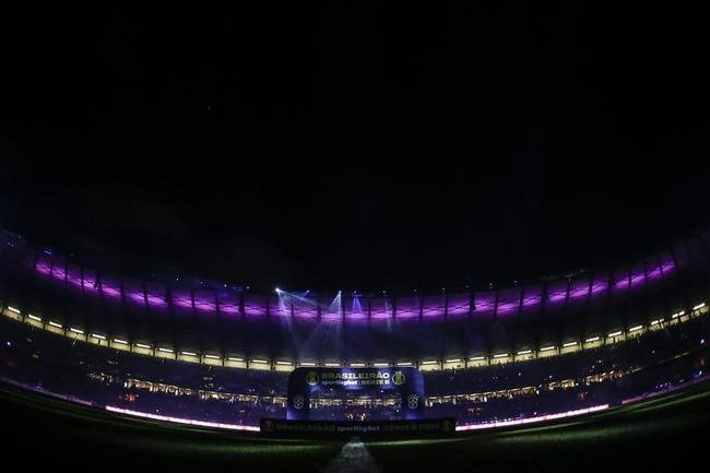 Mineiro teve show de luzes e iluminao especial antes do jogo entre Cruzeiro e Ituano pela Srie B do Campeonato Brasileiro. Estdio aderiu  campanha Outubro Rosa, de conscientizao da sociedade para a preveno do cncer de mama. Houve ainda espetculo com fogos e aes de patrocinadores do clube na esplanada para o torcedor, que festejou com o time o ttulo da Srie B do Brasileiro
