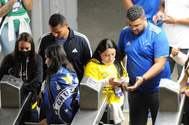 Chegada da torcida do Cruzeiro ao Mineiro para o jogo contra o Sport pela 15 rodada da Srie B do Campeonato Brasileiro