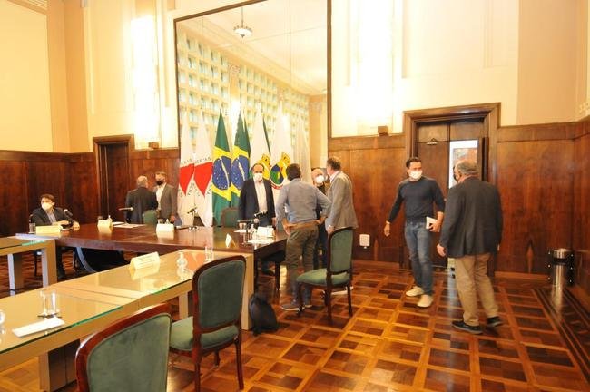 Reunio entre a Prefeitura de Belo Horizonte definiu a liberao de 30% de pblico nos jogos de Amrica, Atltico e Cruzeiro. Agora, para atuar diante de suas torcidas, os clubes precisam ter o aval das confederaes. No momento, apenas a Conmebol autorizou partidas com torcida na Copa Libertadores e na Copa Sul-Americana. A CBF ainda no permitiu em duelos do Campeonato Brasileiro.