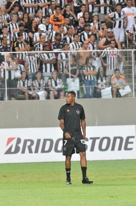 Robinho entrou em campo para o aquecimento e foi saudado pelos atleticanos no Horto