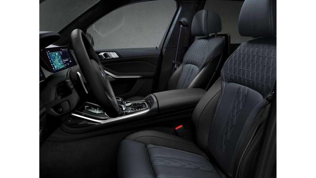 Camila Ângelo recebeu o modelo BMW X7 Dark Shadow Edition 2021