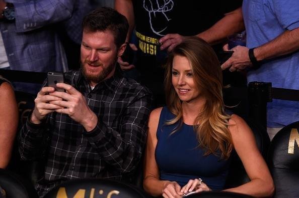 Astros presentes no UFC 196 - O piloto da Nascar, Dale Earnhardt Jr, e a namorada, Amy Reimann