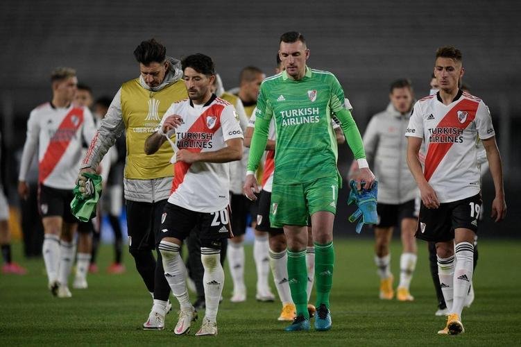 Nacho Fernndez, do Atltico, foi expulso aps atingir rival de forma involuntria