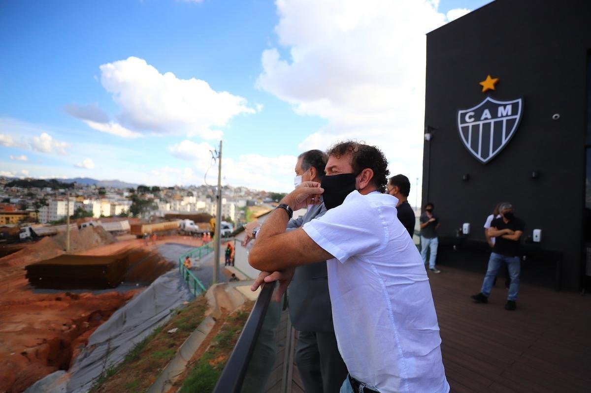 Aps comandar seu primeiro treino, Cuca foi apresentado na Arena MRV, futura casa do Atltico. O treinador de 57 anos conheceu o andamento das obras e respondeu perguntas de jornalistas no local.