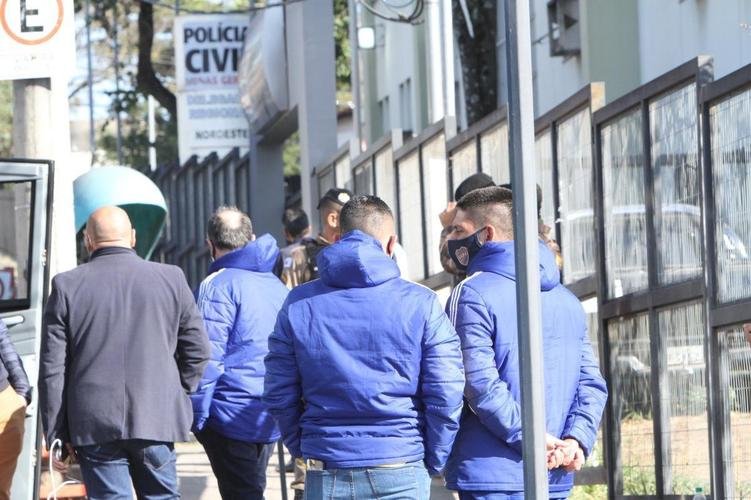 A delegação do Boca Juniors foi liberada da Central de Flagrantes 4  (CEFLAN 4) da Polícia Civil, no bairro Alípio de Melo, região Noroeste de Belo Horizonte, por volta das 12h desta quarta-feira. Jogadores e membros da comissão técnica da equipe argentina ficaram na delegacia por cerca de 12 horas para esclarecimentos sobre a confusão no Mineirão após a eliminação diante do Atlético, nos pênaltis, pelas oitavas de final da Copa Libertadores da América.