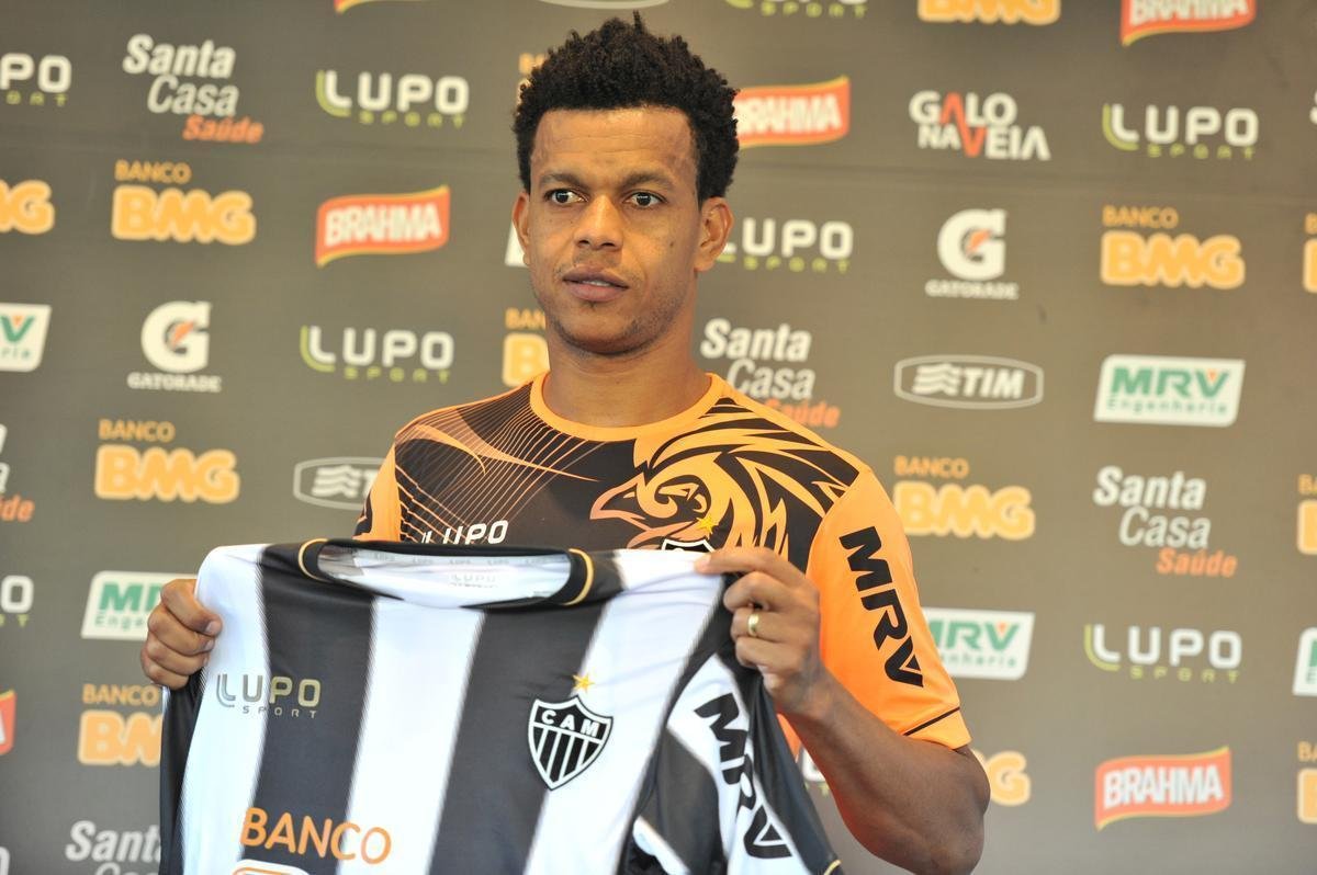 Edcarlos - aps passagem pelo futebol sul-coreano, Edcarlos chegou ao Atltico no incio de 2014 e sob desconfiana. Aps altos e baixos, o zagueiro foi fundamental no ttulo da Copa do Brasil de 2014, mas nunca se firmou como titular. No incio de 2017, aps 69 partidas pelo Galo, ele deixou o clube com destino ao Paraguai, para acertar com o Olimpia.