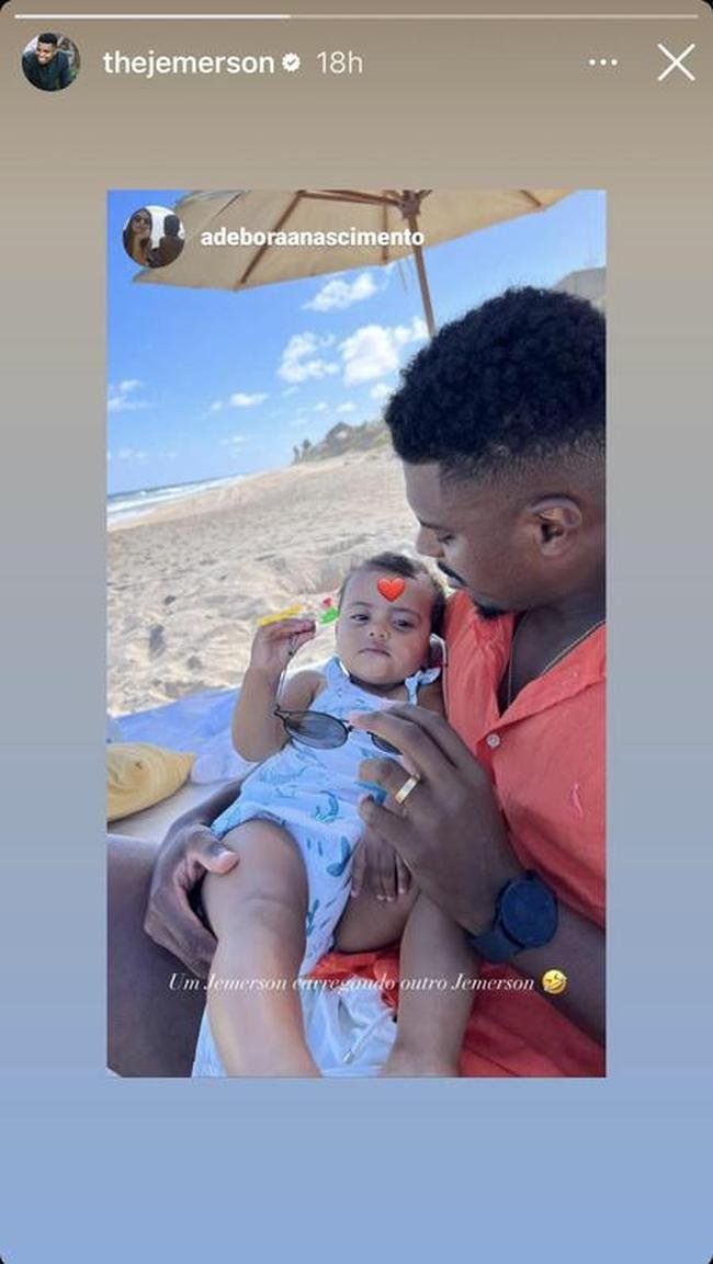 Zagueiro Jemerson viajou com a famlia para uma praia.