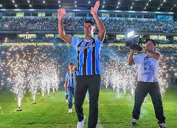Torcedores gremistas estiveram no seu estádio e ovacionaram o craque uruguaio, que assinou com o Grêmio até dezembro de 2024