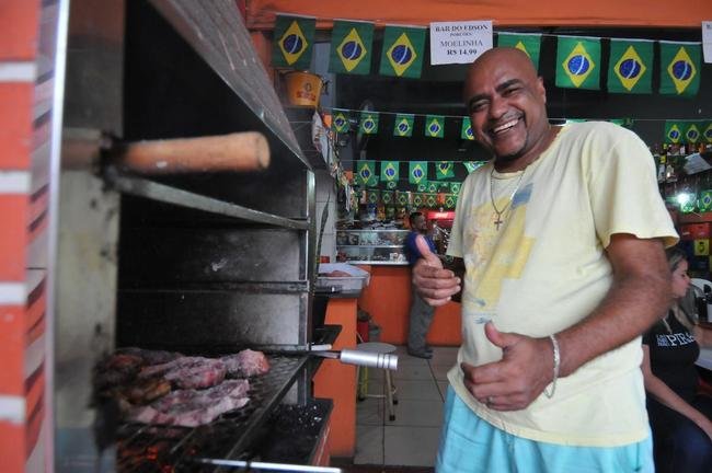 Na regio de Venda Nova, em Belo Horizonte, torcida festeja vitria do Brasil sobre a Coreia do Sul por 4 a 1 pelas oitavas de final da Copa do Mundo